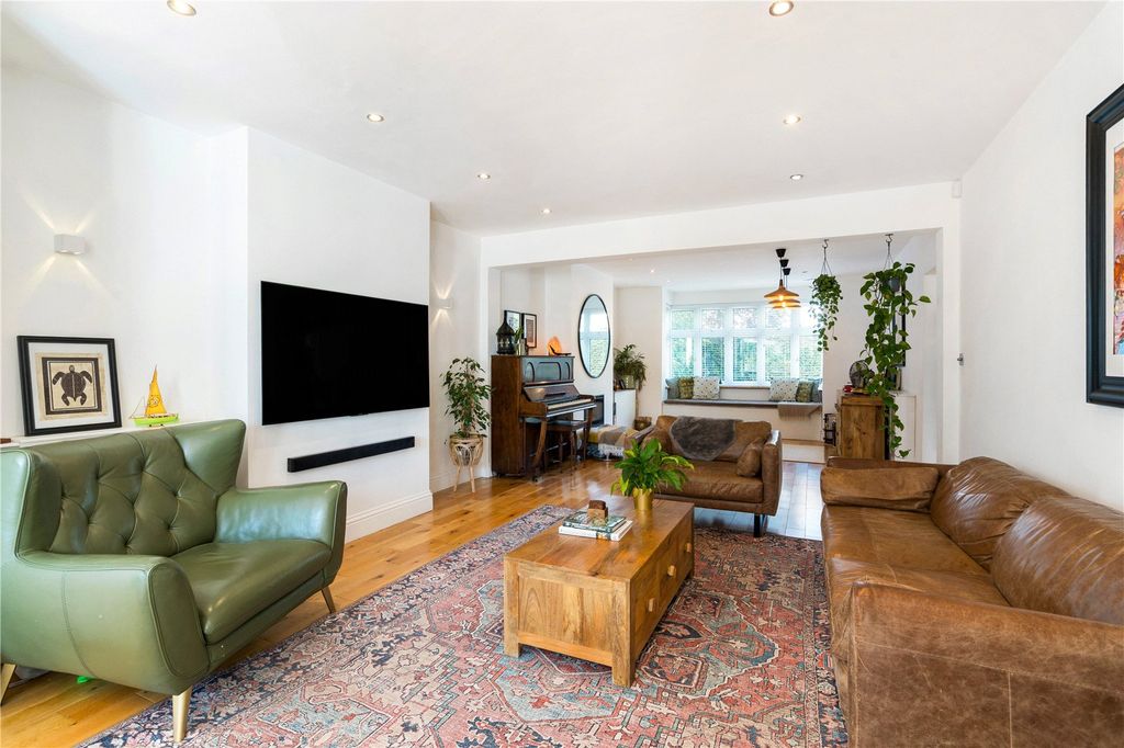 Property photo 2 of 19 Sitting/Family Room
