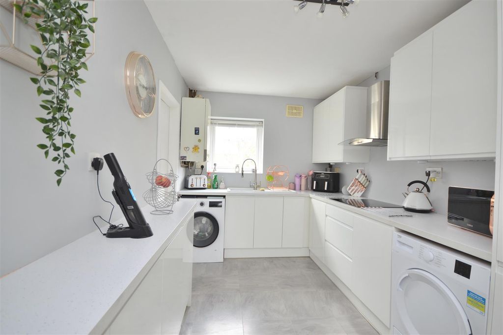 Property photo 3 of 19 Kitchen