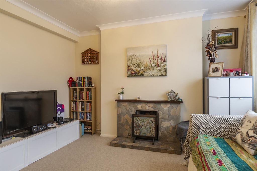 Property photo 3 of 22 Lounge