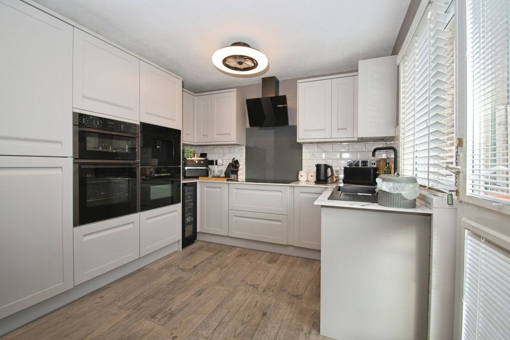 Property photo 2 of 17 Kitchen