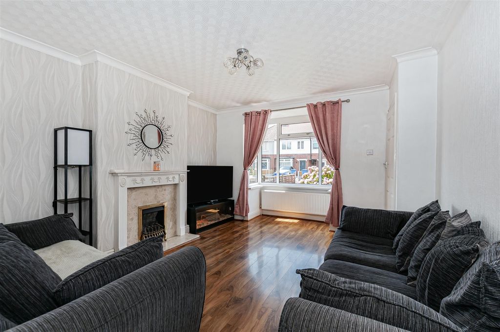 Property photo 2 of 20 16 Shaftsbury Avenue6.Jpg