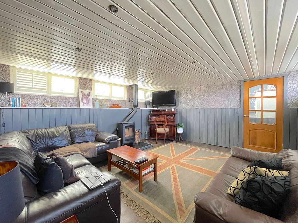 Property photo 2 of 25 Saloon (1)