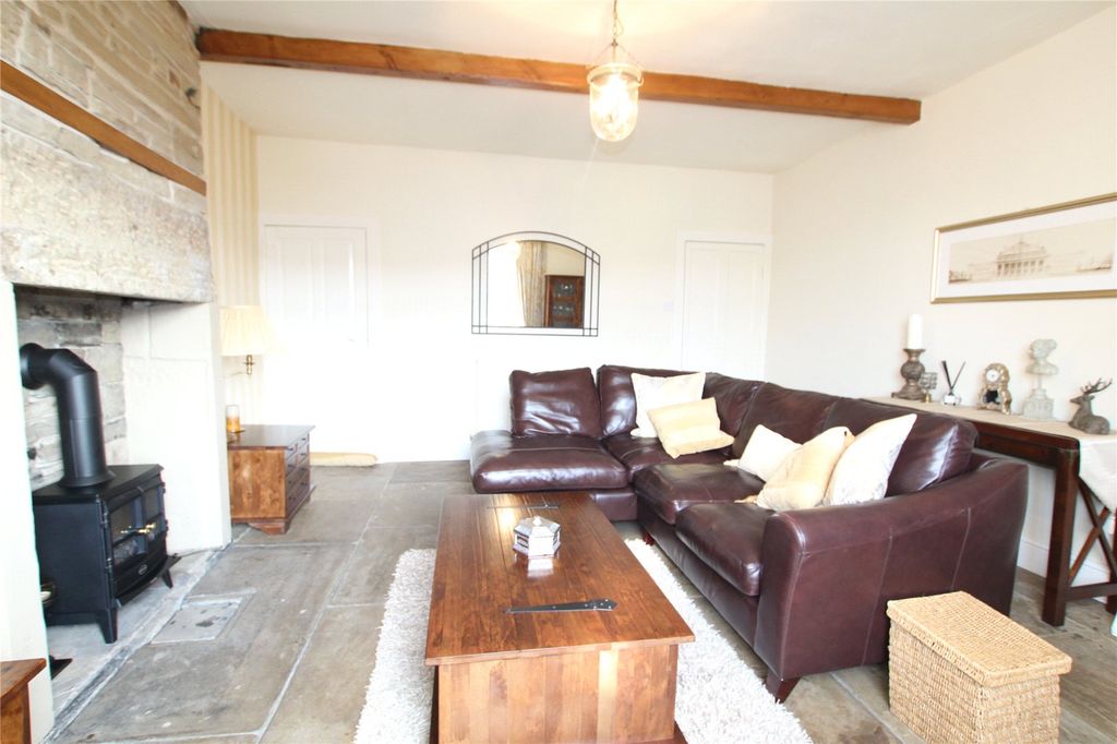 Property photo 3 of 18 Lounge