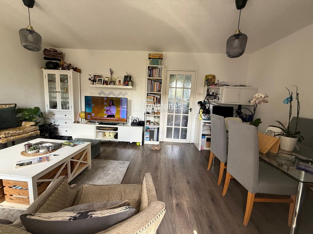 Property photo 1 of 17 Living Room