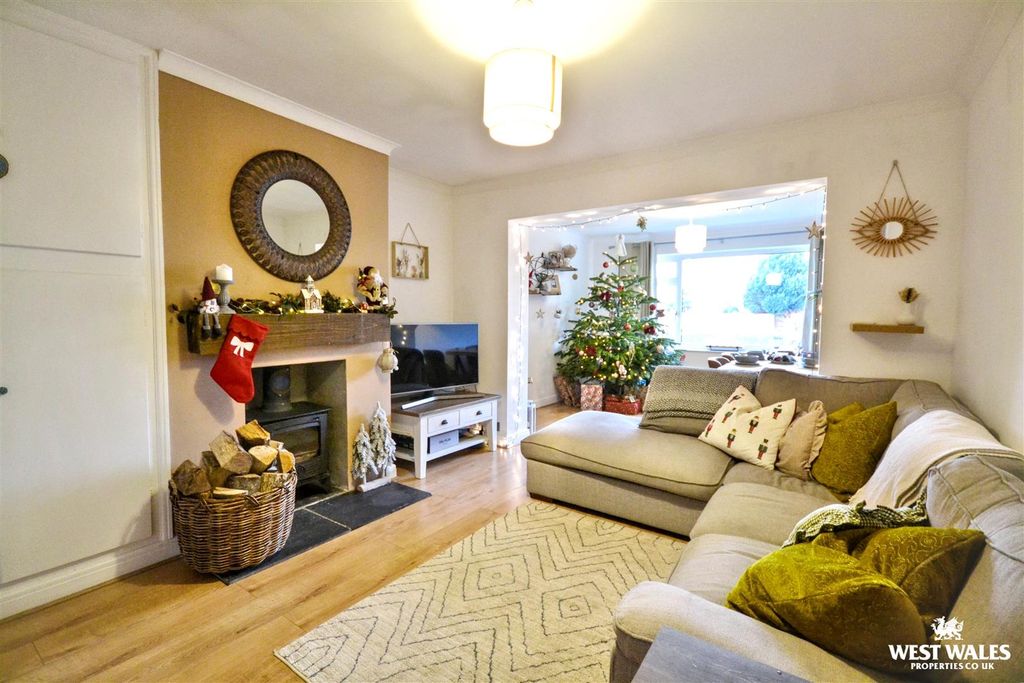 Property photo 2 of 21 Living Room