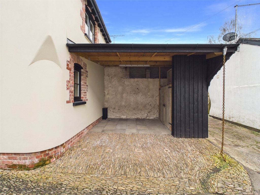 Property photo 2 of 16 Parking