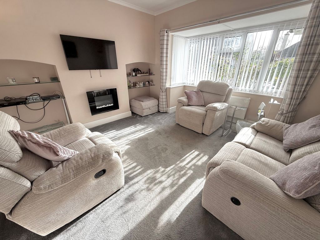 Property photo 2 of 22 12 Knightscroft Avenue Lounge 1