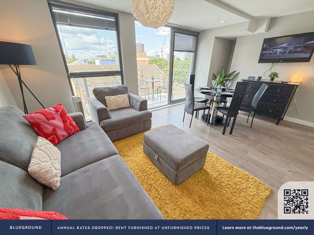 Property photo 3 of 27 Living Room