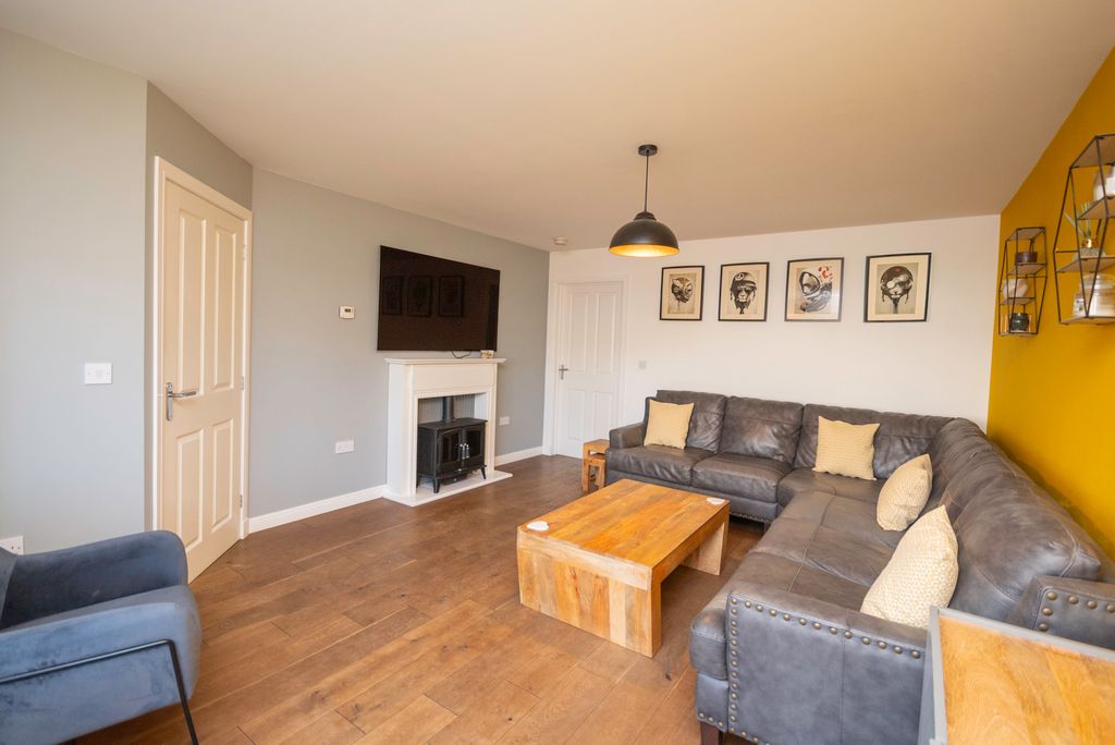 Property photo 3 of 22 Lounge