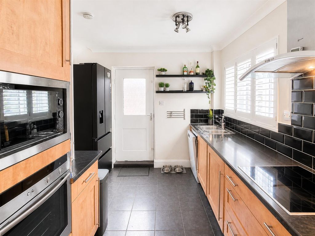 Property photo 3 of 12 Kitchen