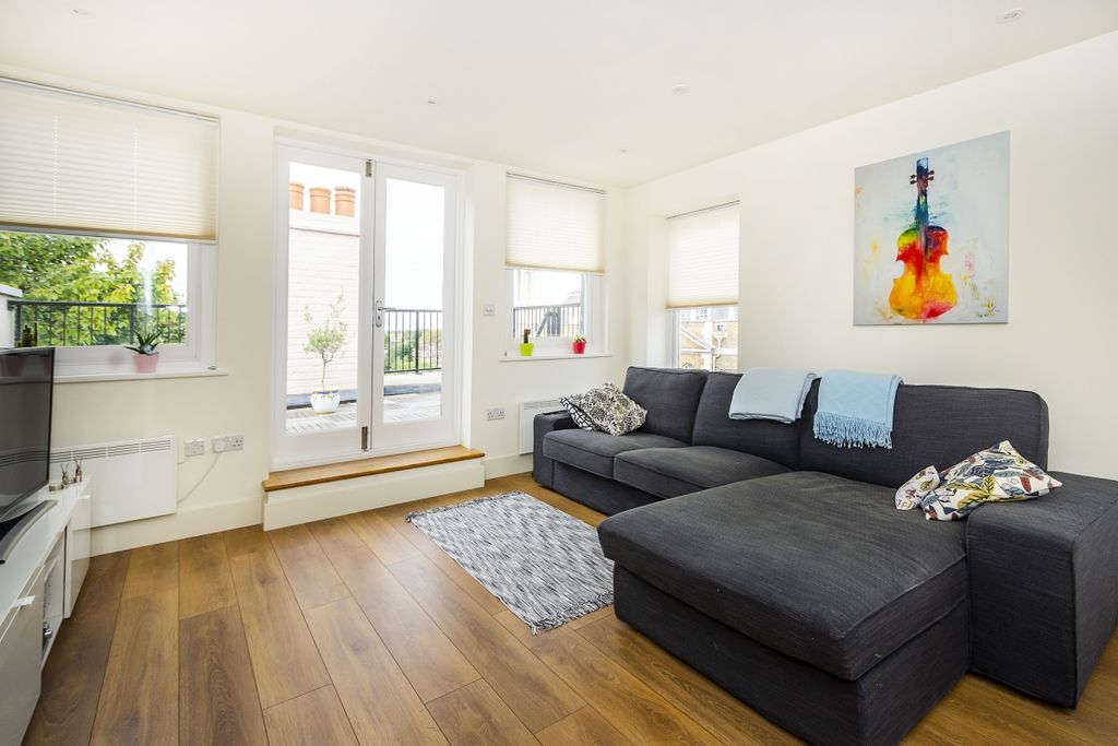 Property photo 3 of 11 Hill Rise