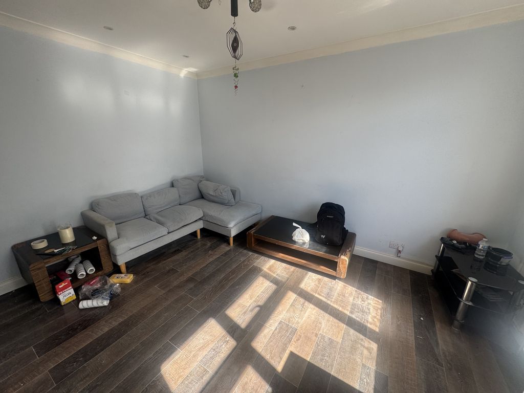 Property photo 1 of 5 Two Bedroom Flat To Rent In Hounslow Tw3