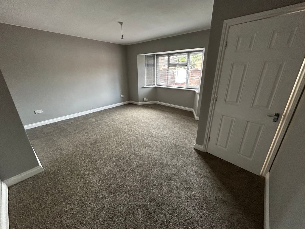 Property photo 3 of 7 Living Room