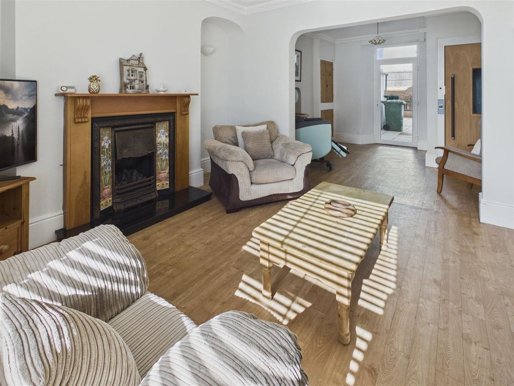 Property photo 3 of 33 Living Room