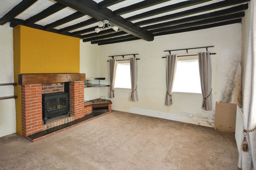 Property photo 3 of 17 Lounge