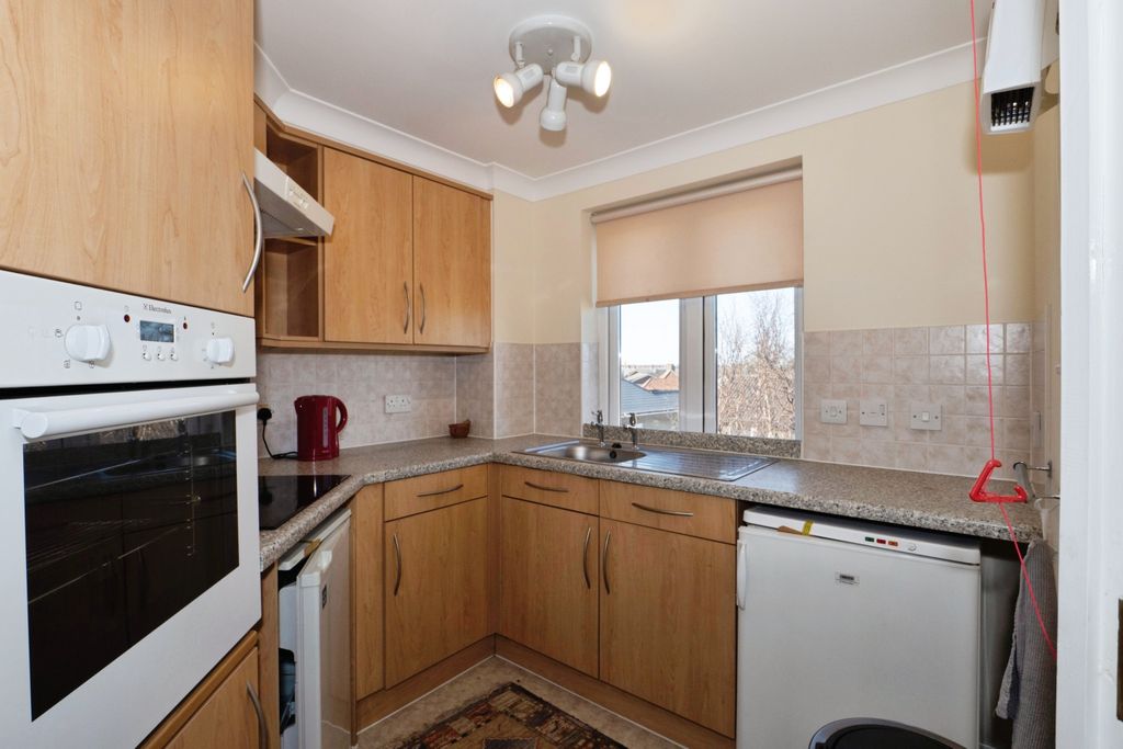 Property photo 3 of 10 Kitchen