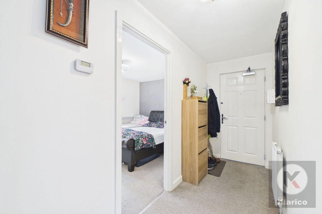 Property photo 2 of 10 Hall