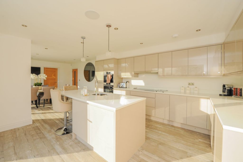 Property photo 1 of 32