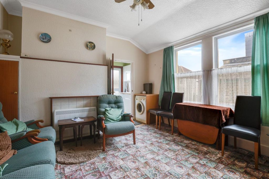 Property photo 2 of 15 01-dc91Jhpropwpen- 42 Pelham Road - 22.Jpg