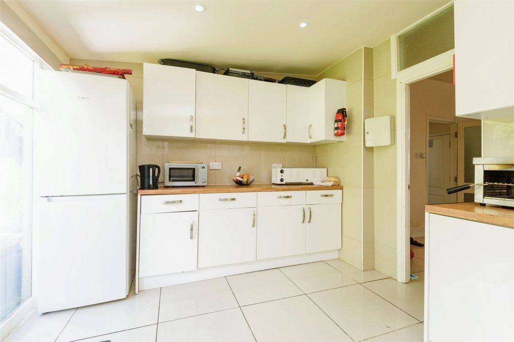 Property photo 3 of 25 Kitchen