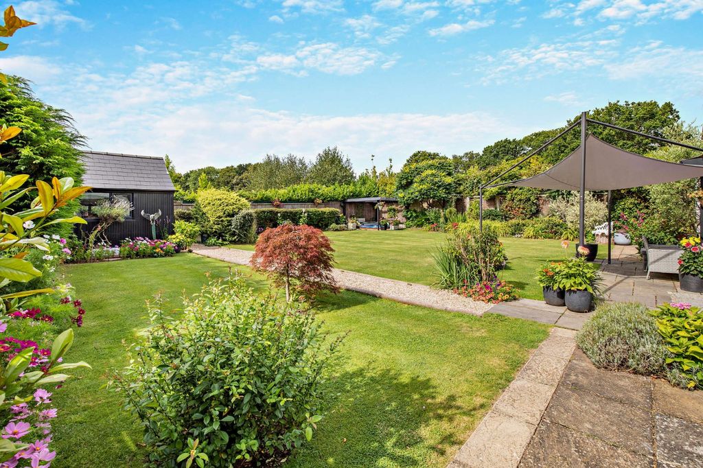 Property photo 2 of 17 South Facing Garden