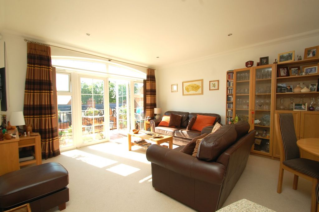 Property photo 3 of 6 Lounge