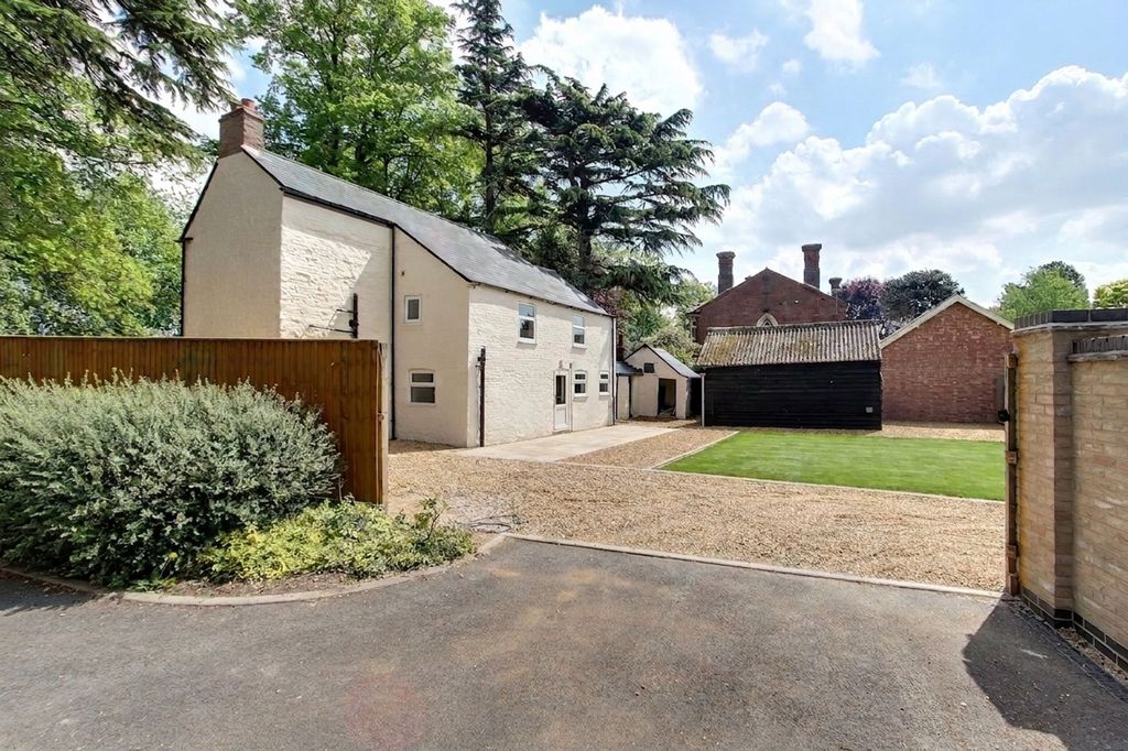 Property photo 2 of 33