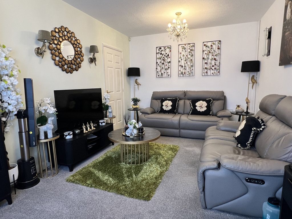 Property photo 3 of 16 Lounge