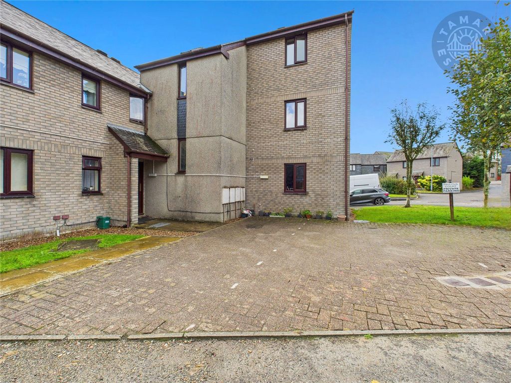 Property photo 3 of 9 Parking