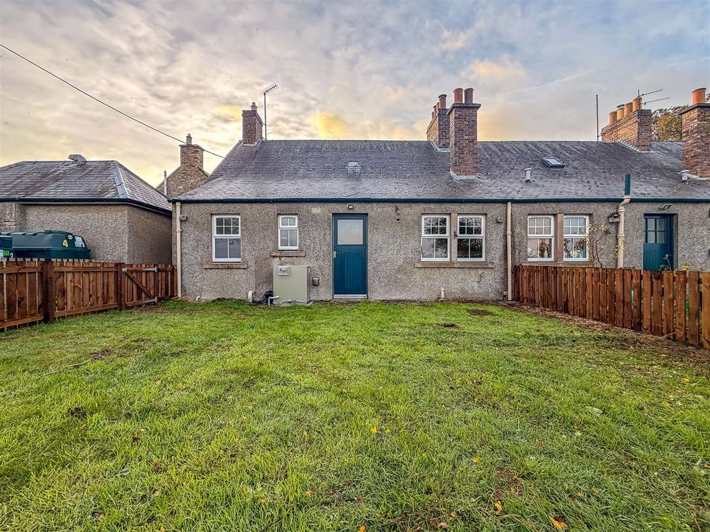 Property photo 2 of 22 4 Over Roxburgh Farm Cottages Garden 02.Jpg