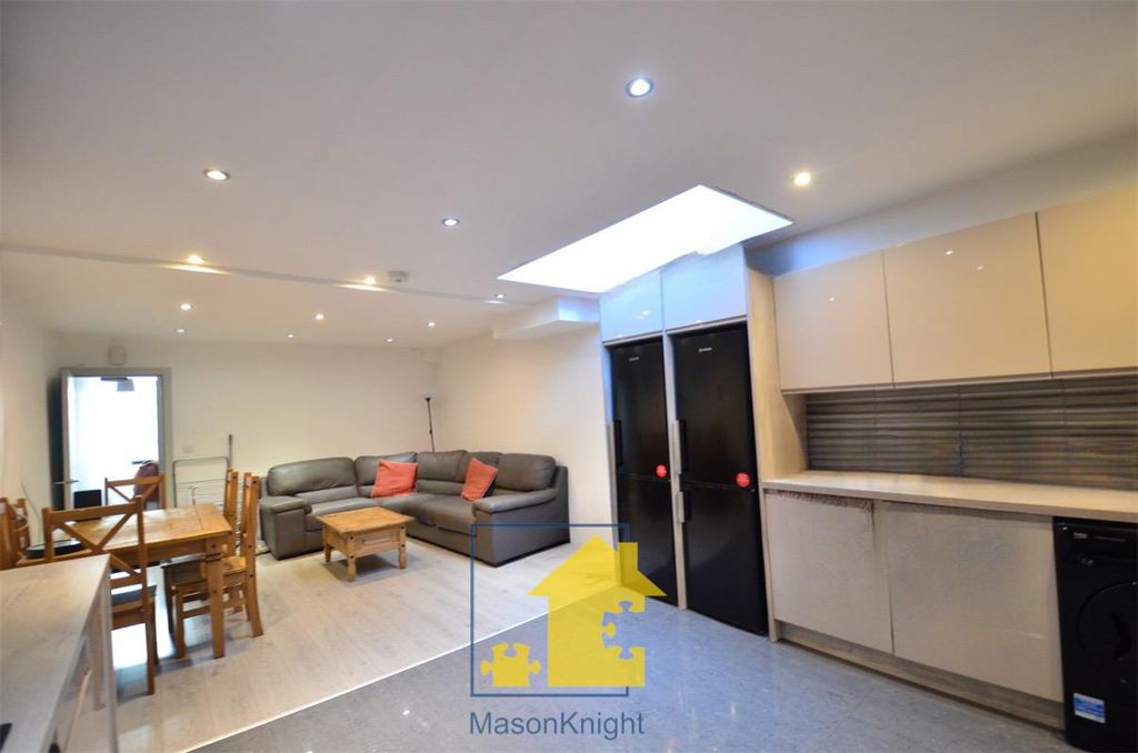 Property photo 3 of 11 9910.Jpg