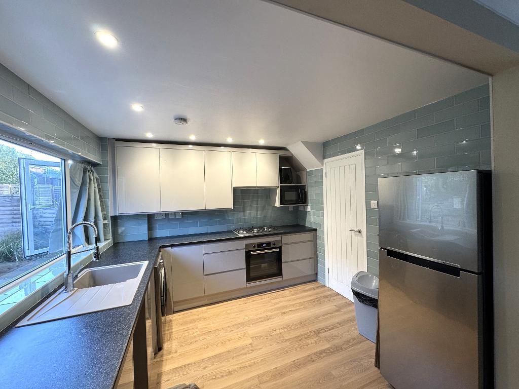 Property photo 2 of 11 Kitchen