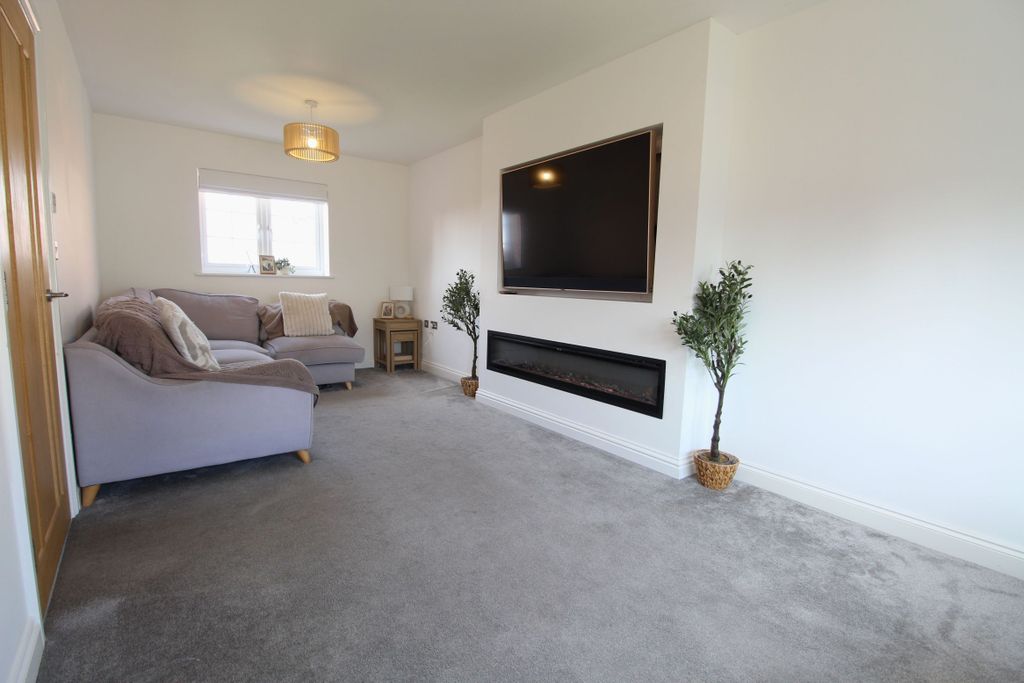 Property photo 3 of 22 Lounge