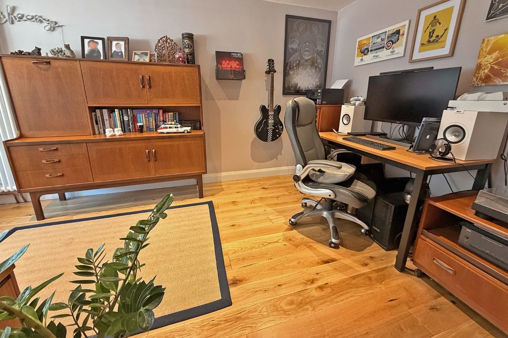 Property photo 2 of 11 5204323