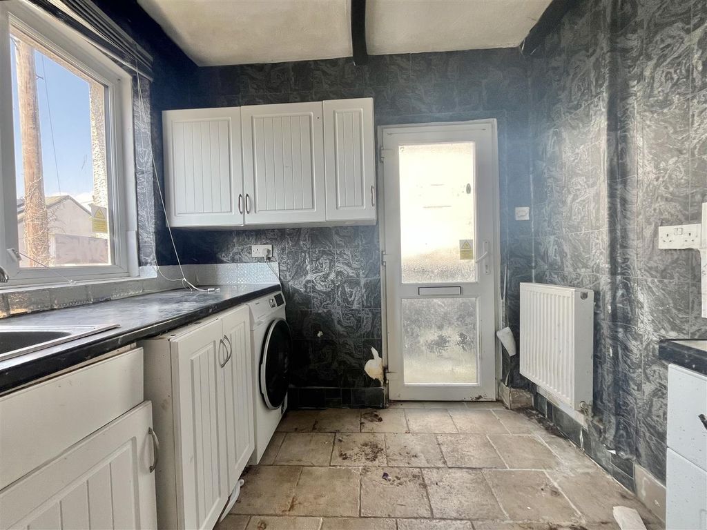 Property photo 2 of 11 Kitchen