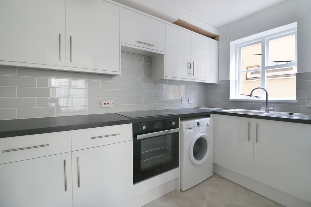 Property photo 3 of 5 Kitchen