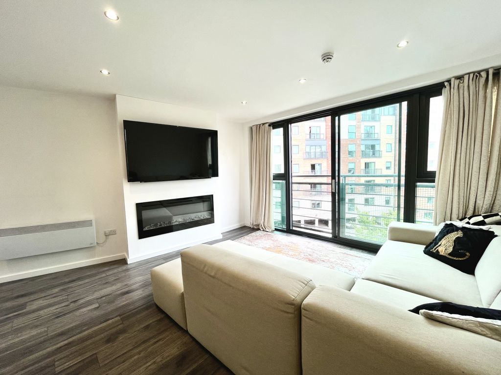 Property photo 3 of 17 Lounge
