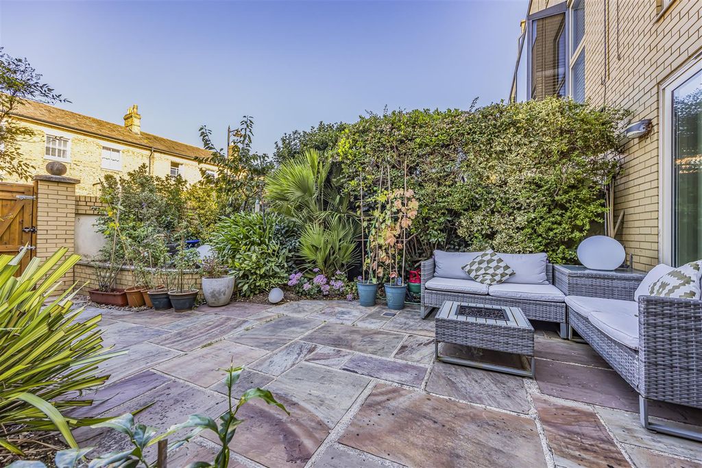 Property photo 2 of 30 10 Admiral Square, Nelson Road, Southsea-Porticoma