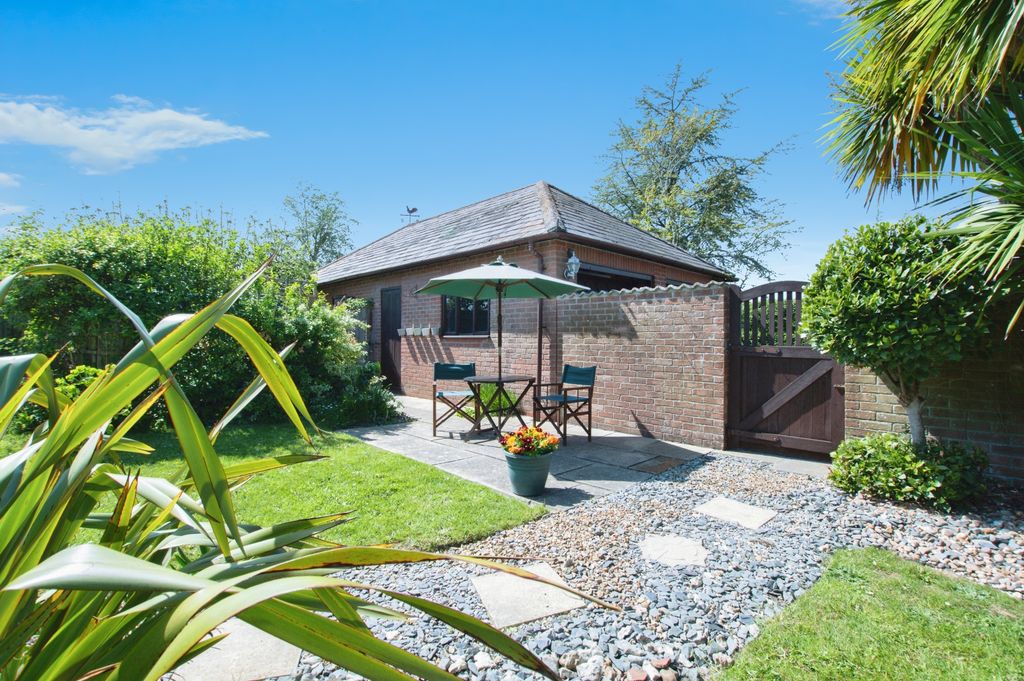 Property photo 1 of 22 Front Garden