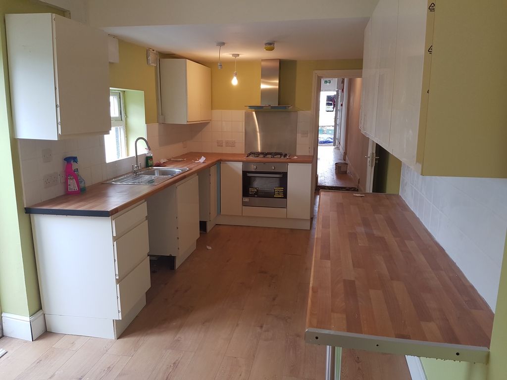 Property photo 3 of 4 A Spacious And Tidy Kitchenette With Modern Applia...
