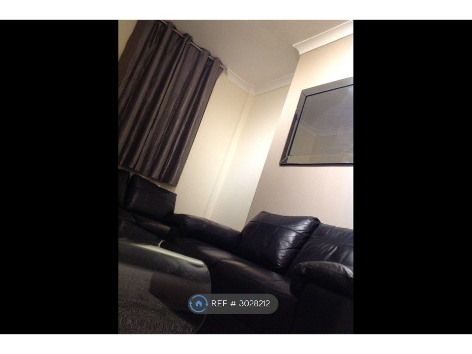 Property photo 3 of 19 Livingroom Pic 2