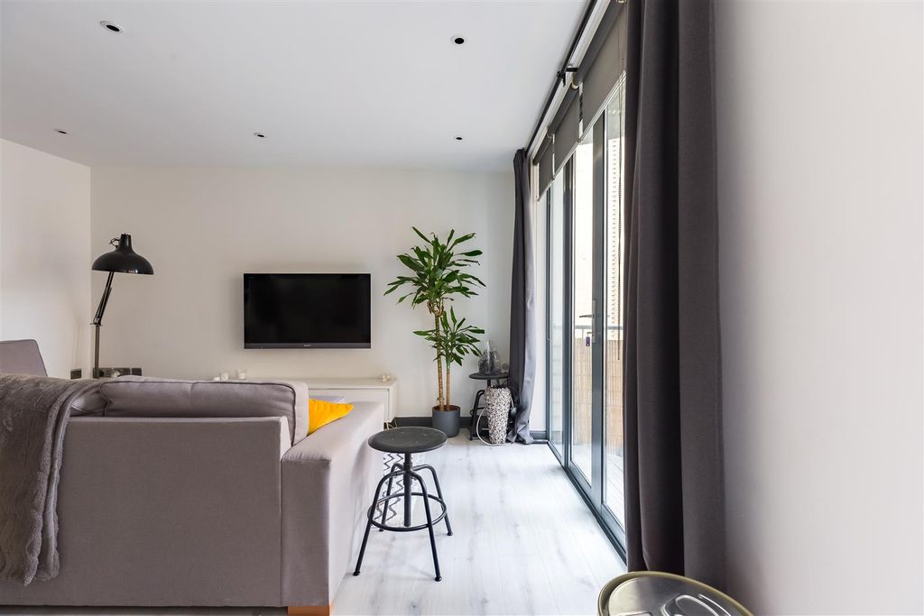 Property photo 3 of 24 21 The Triangle Three Oak Lane Se1 2Nz Flat 4 70-H