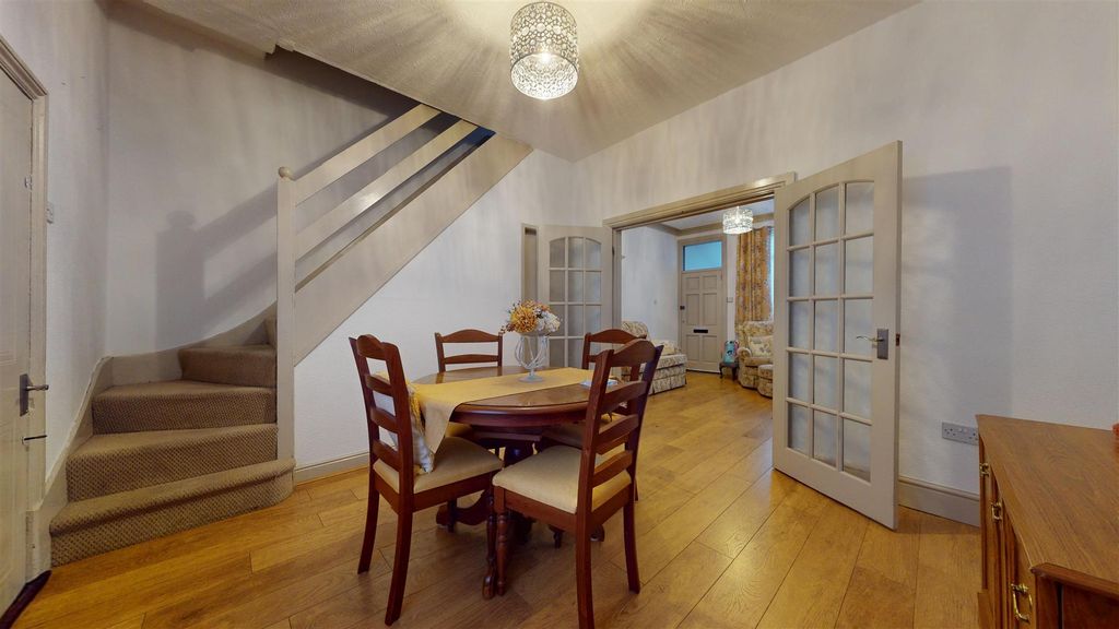 Property photo 3 of 23 Greenfield Road Dining Room