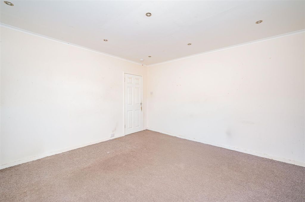 Property photo 3 of 14 49 Fintryside Dundee-4.Jpg