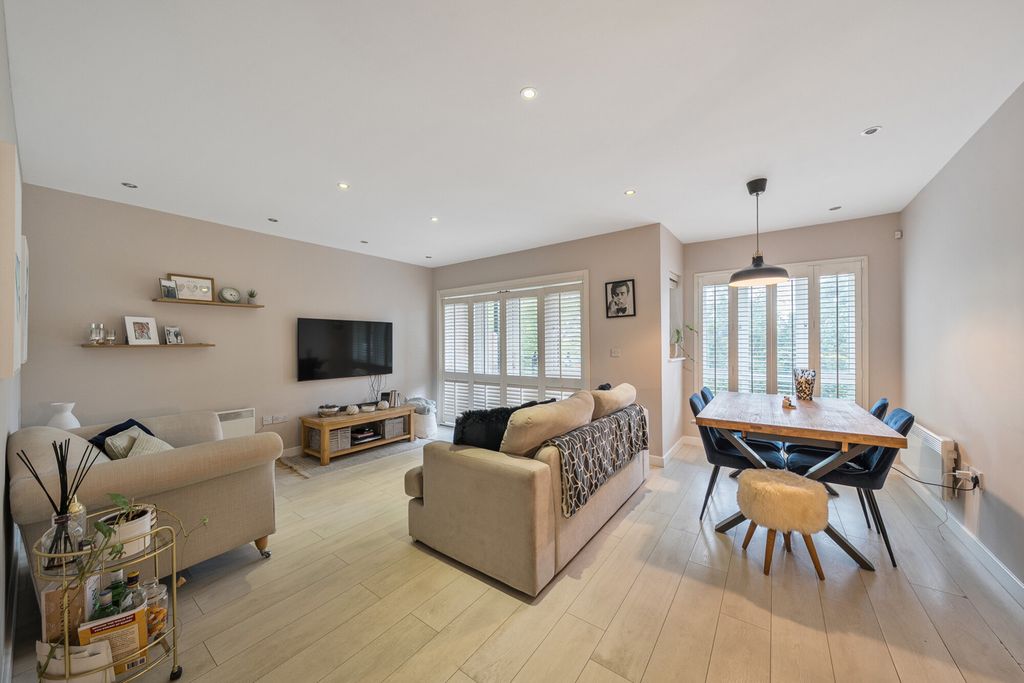 Property photo 1 of 18 1515037-11-1A0629...