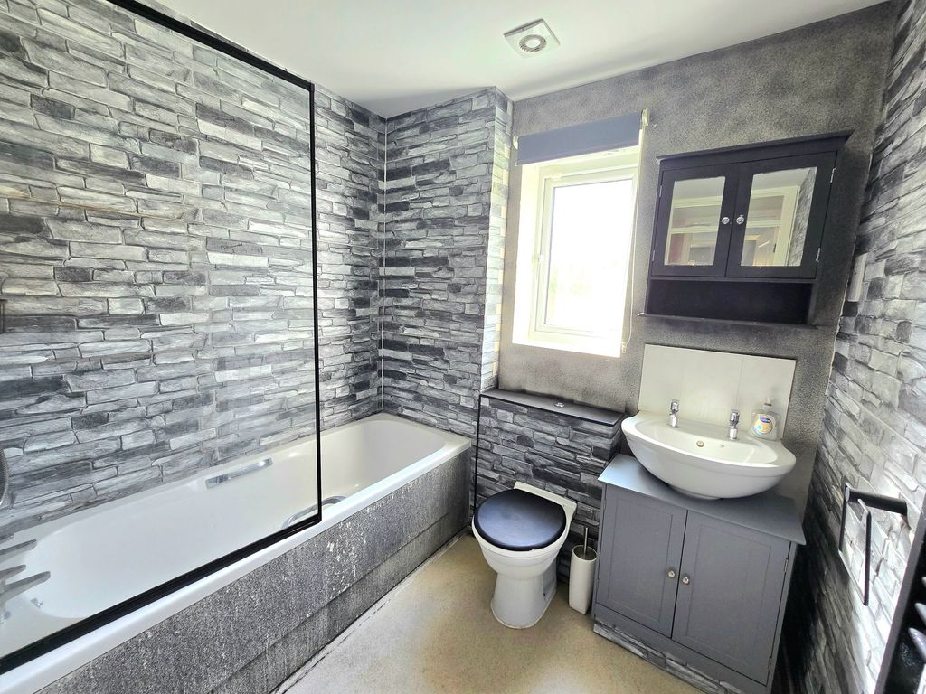 Property photo 3 of 19 Bathroom