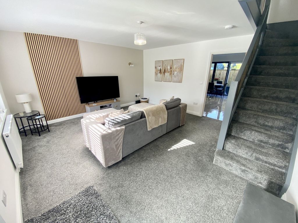 Property photo 2 of 18 Lounge