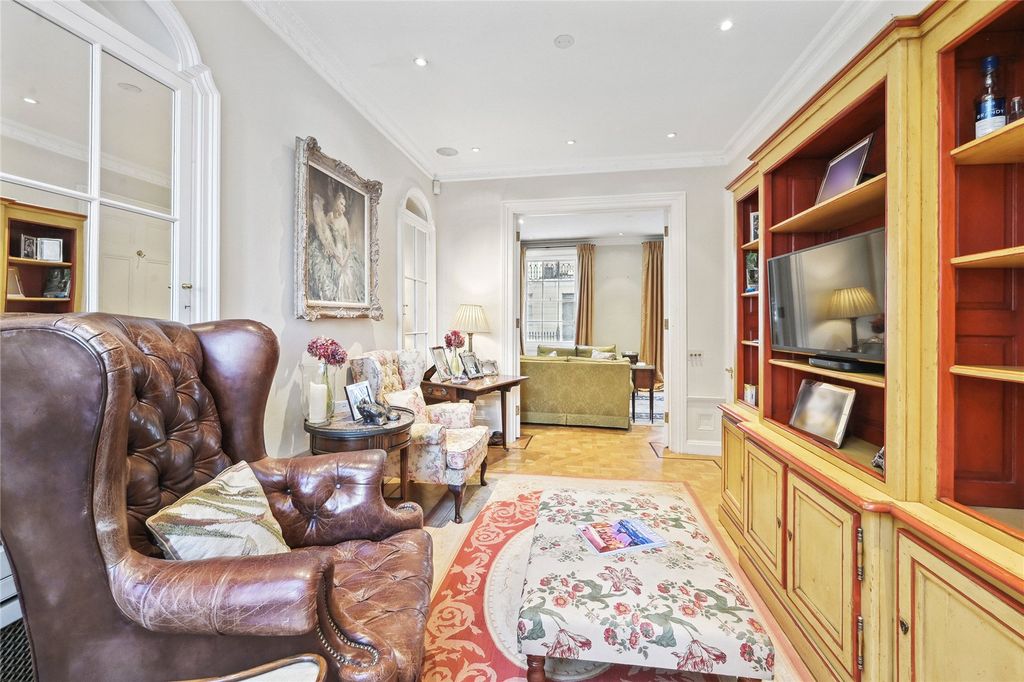 Property photo 3 of 17 Sitting Room