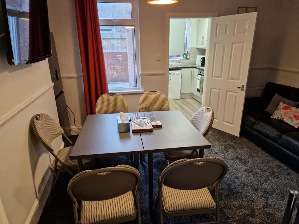 Property photo 3 of 14 Lounge