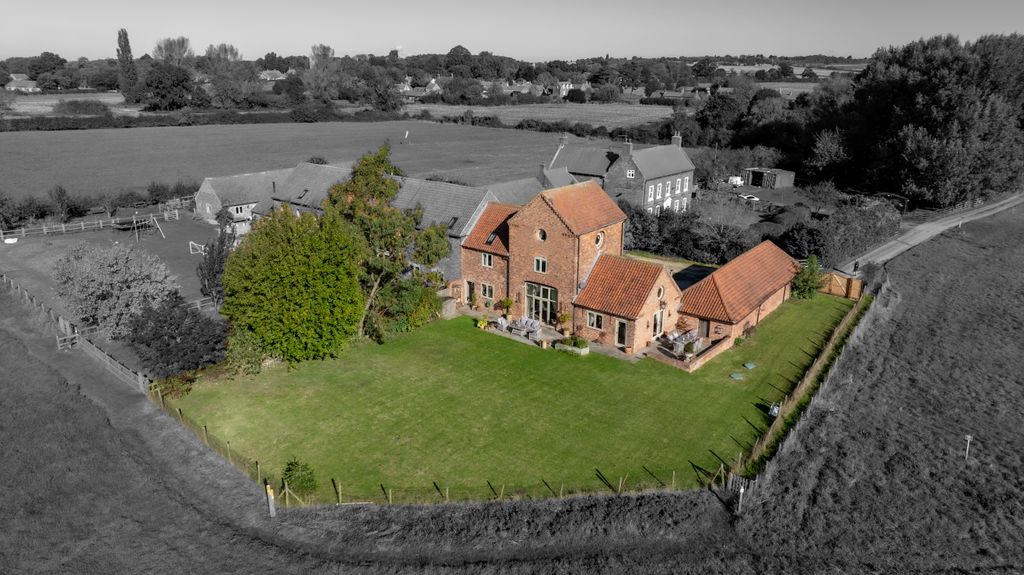 Property photo 2 of 38 Drone 001
